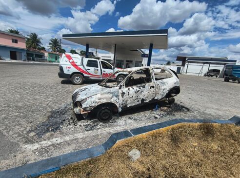 DESTAQUE - HOMEM É PRESO APÓS INCENDIAR VEÍCULO