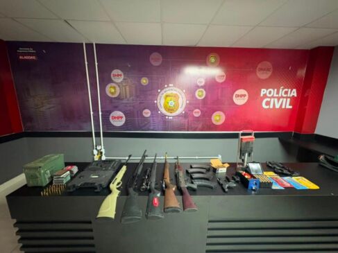 policia-civil-deflagra-operacao-braddock-prende-investigado-por-tentativa-de-homicidio-e-apreende-arsenal-de-armas-em-maceio-1024x768